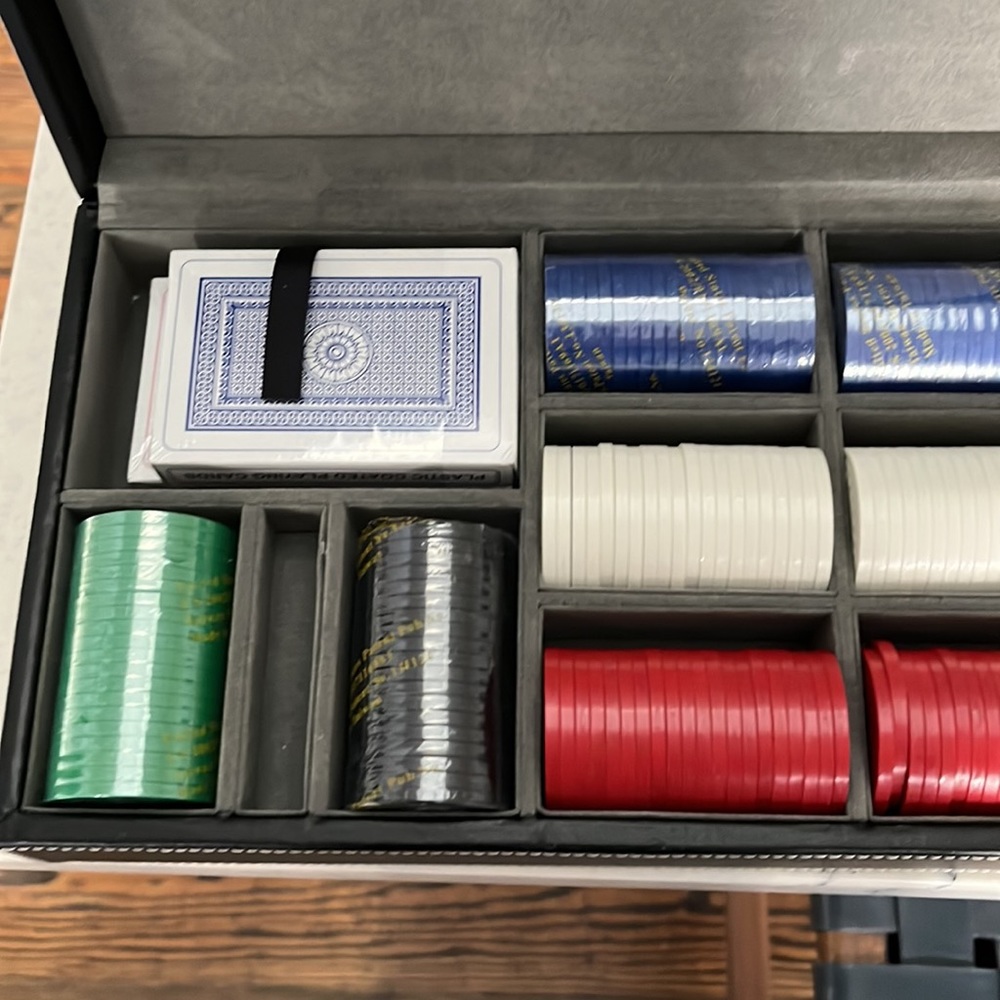 Leather cased poker game box like new - Picture 3 of 8